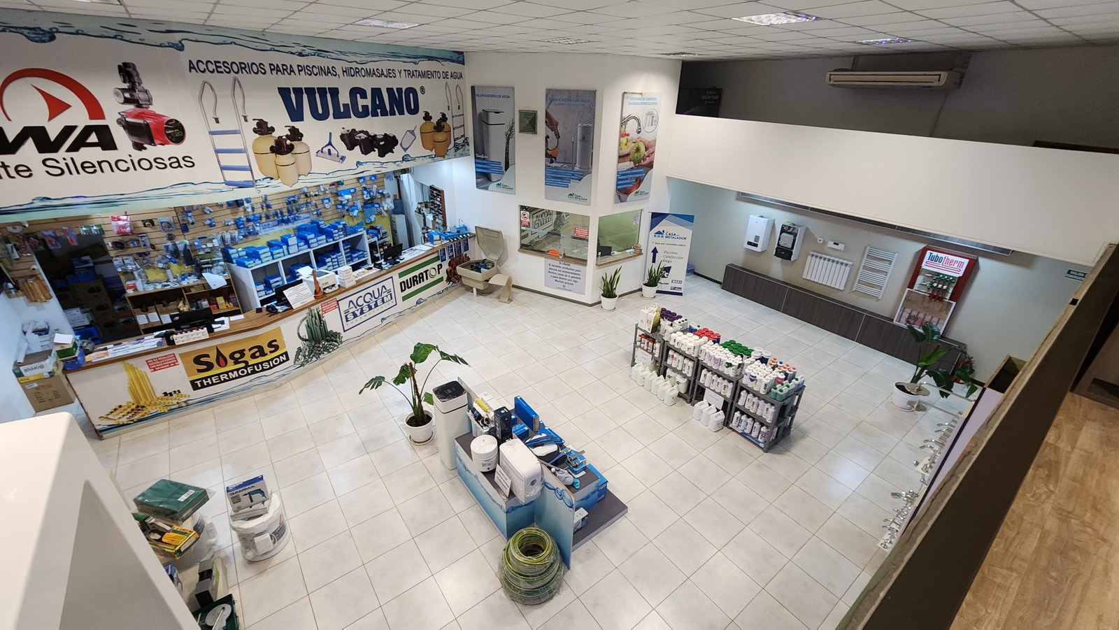 Interior del local — showroom de productos
