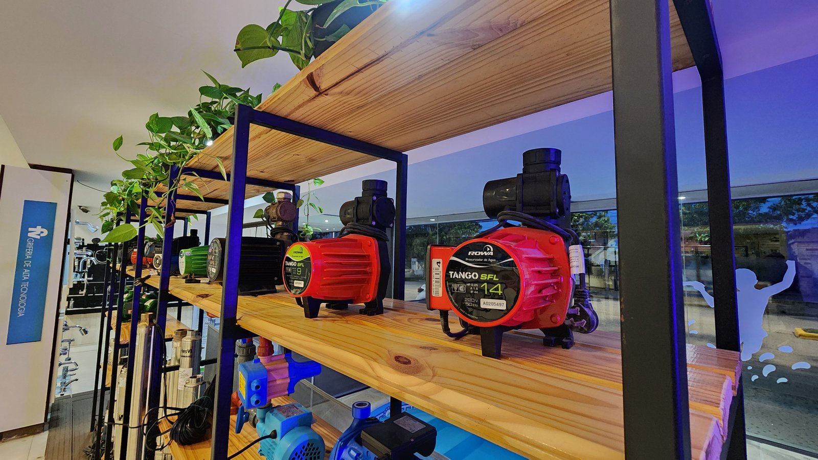 Estantería de bombas Rowa — showroom